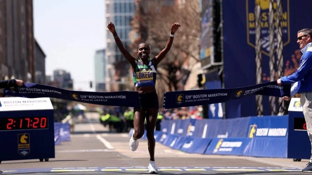 球星突破防线送出助攻