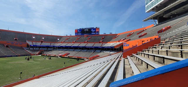 悼念若塔，红军名宿汤普森与毕包主席赛前在KOP看台前献花圈